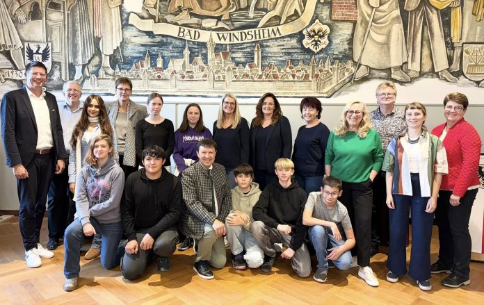 Gruppenbild des Schüleraustausches im Windsheimer Rathaus
