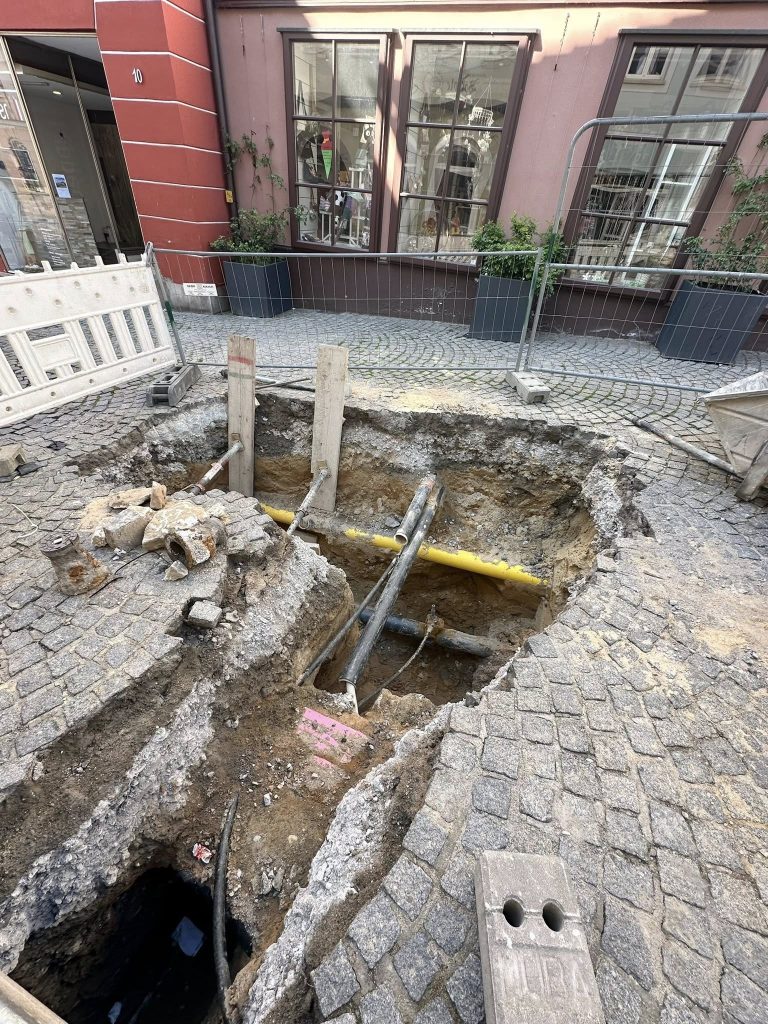 Eine Gasse in Bad Windsheim ist aufgegraben, die unterirdischen Installationsleitungen sind zu sehen.