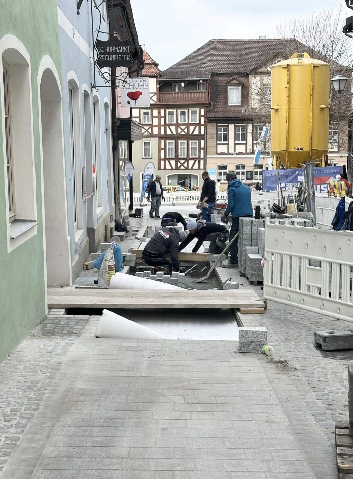 g3 In der Innenstadt von Bad Windsheim wird Pflaster verlegt