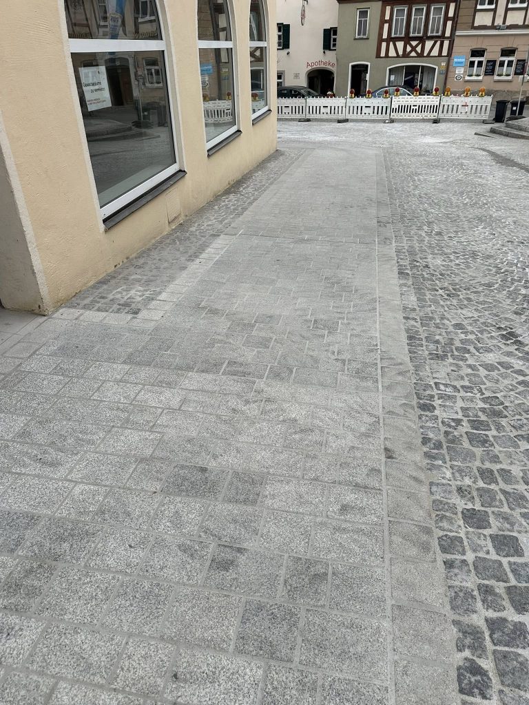 Ein Gehweg in der Innenstadt von Bad Windsheim