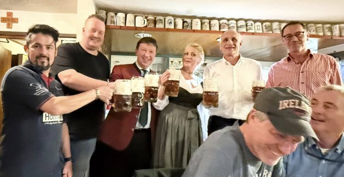 Jürgen Heckel beim Anstoßen auf Kerwa