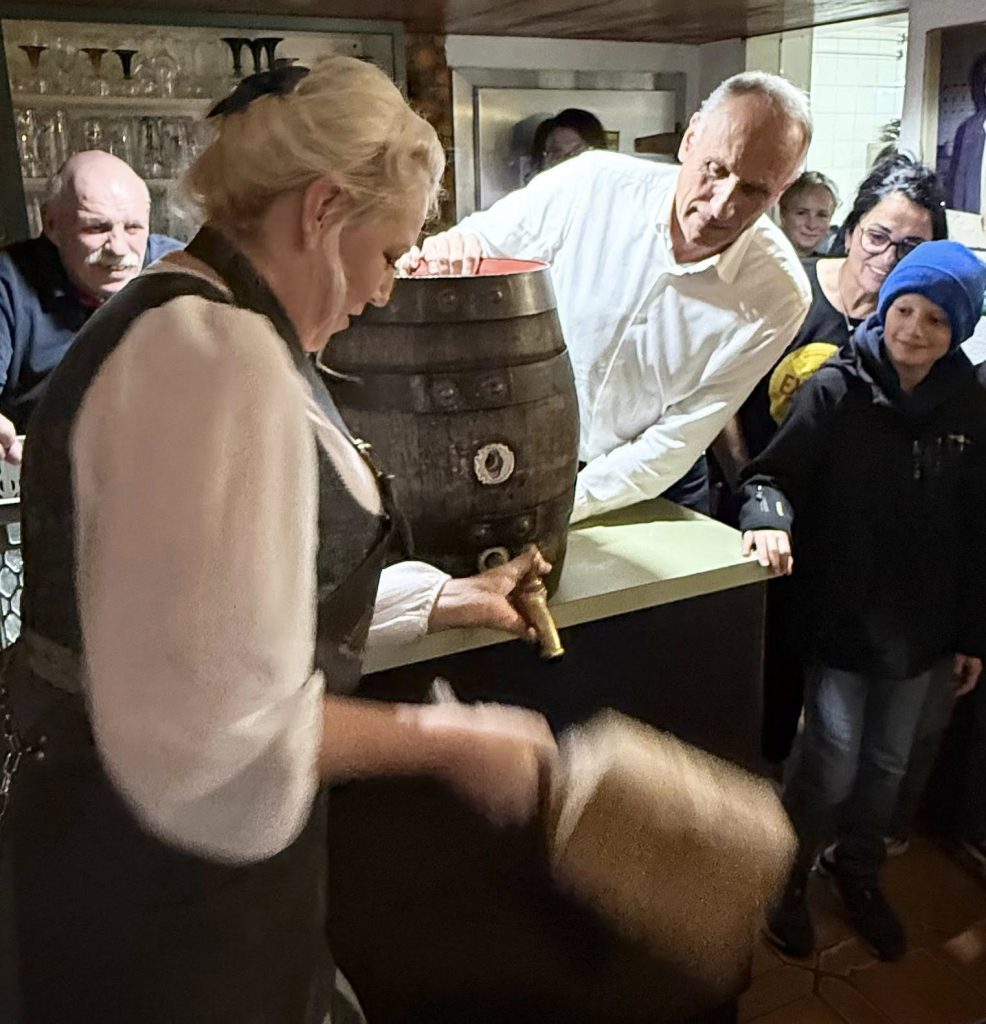 Ein Bierfass wird angezapft