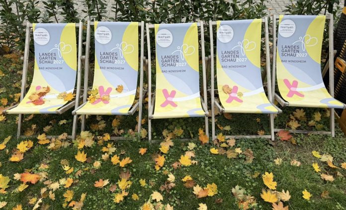 Liegestühle der Landesgartenschau auf herbstlicher Wiese