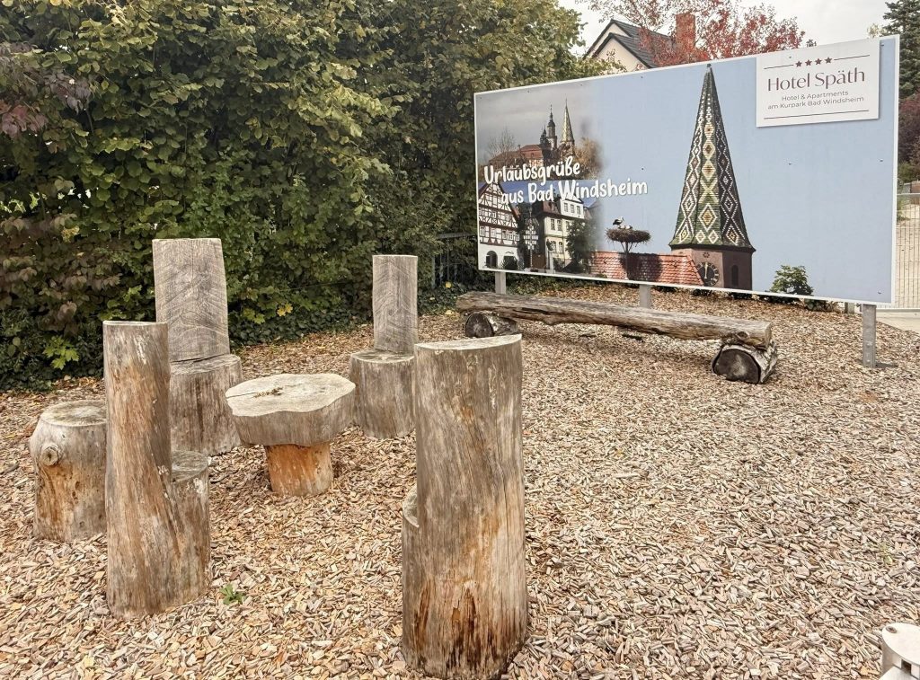 Größte Postkarte Bad Windsheims im Hof von Hotel Späth