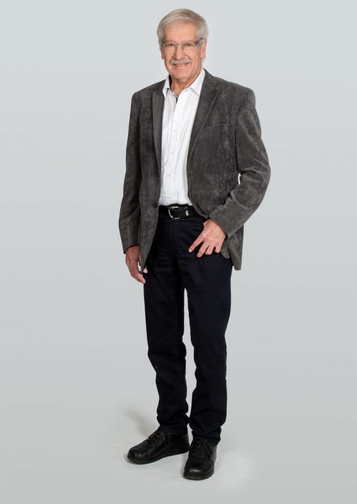 1-25-0220-10-008-003 Dr. Wolfgang Stadler Dr. Wolfgang Stadler steht vor cremfarbenen Hintergrund