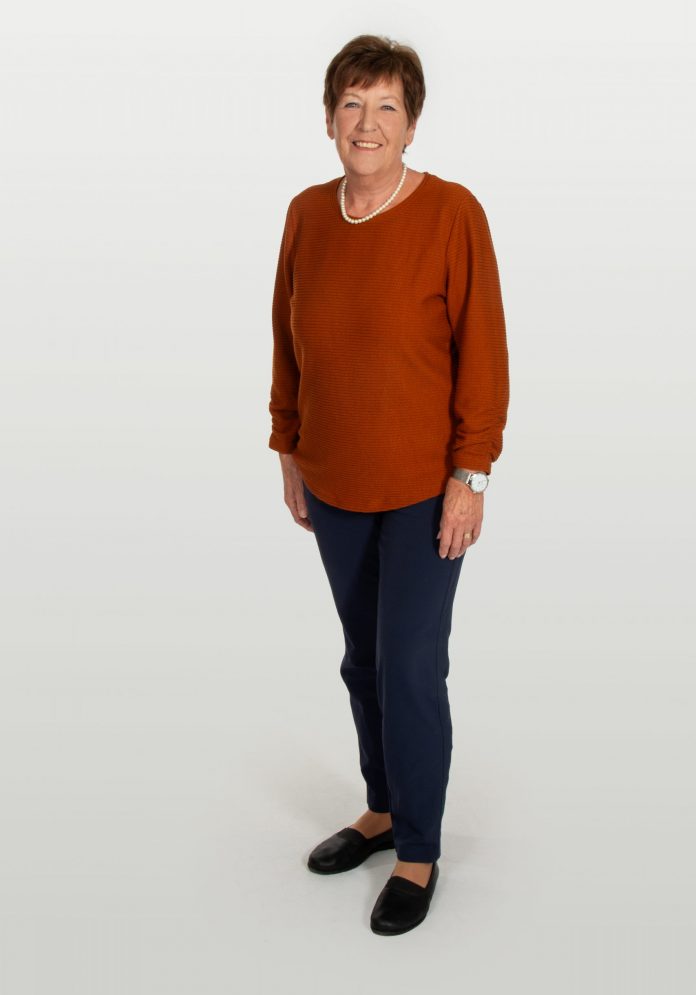 Edeltraud Gräber steht vor hellem Hintergrund