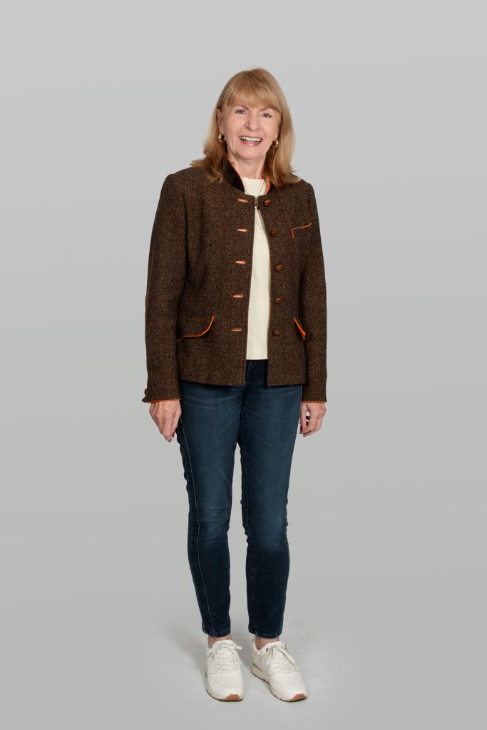 1-25-0220-10-023-003 Dr. Annette Volkamer Dr. Annette Volkamer steht vor einem hellen Hintergrund