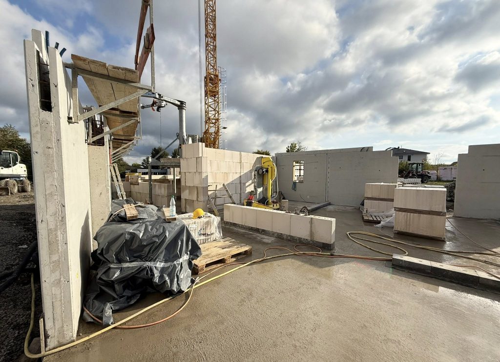 Erste Beton-Fertigteile für das neue Appartment-Hotel Am Kurpark stehen