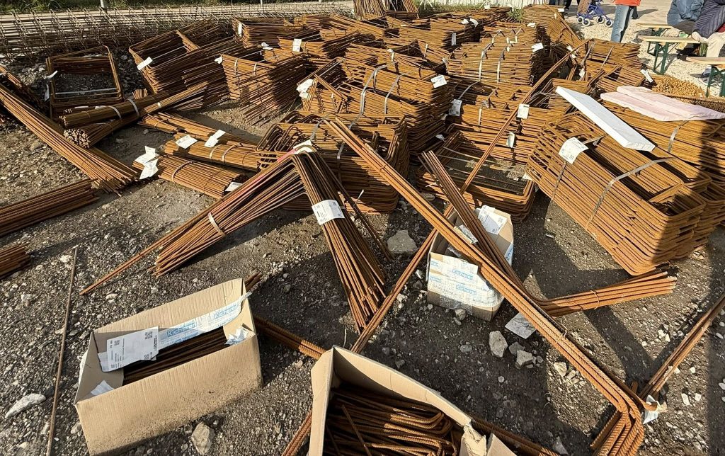 Eine große Menge Baustahl liegt ausgebreitet auf dem Boden der Hotel-Baustelle in Bad Windsheim