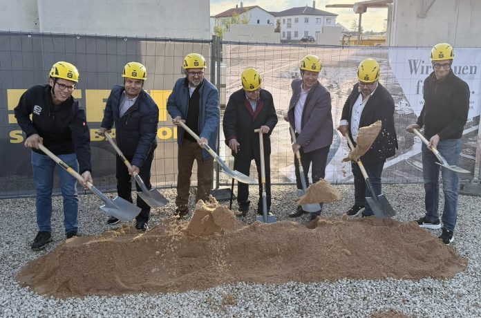 557595235_3092098260959928_4177771462799027393_n Die Ehrengäste schaufeln Sand um den Grundstein des neuen Hotel Am Kurpark in Bad Windsheim