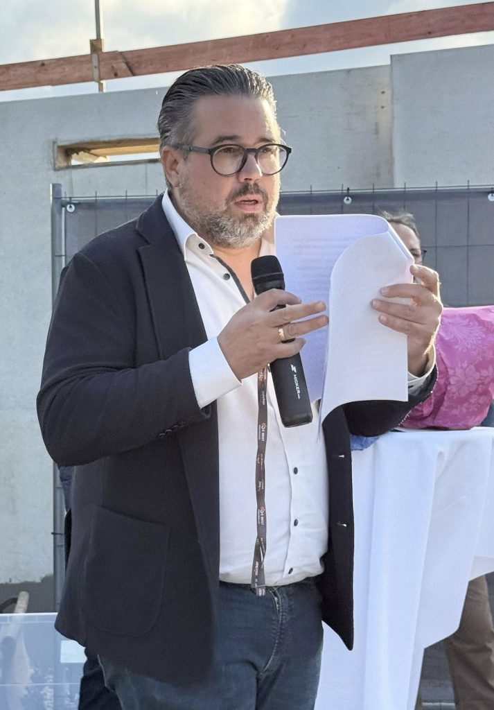 Hotelier Oliver Späth erläutert das Projekt
