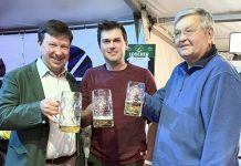Kerwa im Doppelpack Jürgen Heckel mit den Stadtratskollegen Mathias Flory und Gerhard Koslowski beim Bieranstich