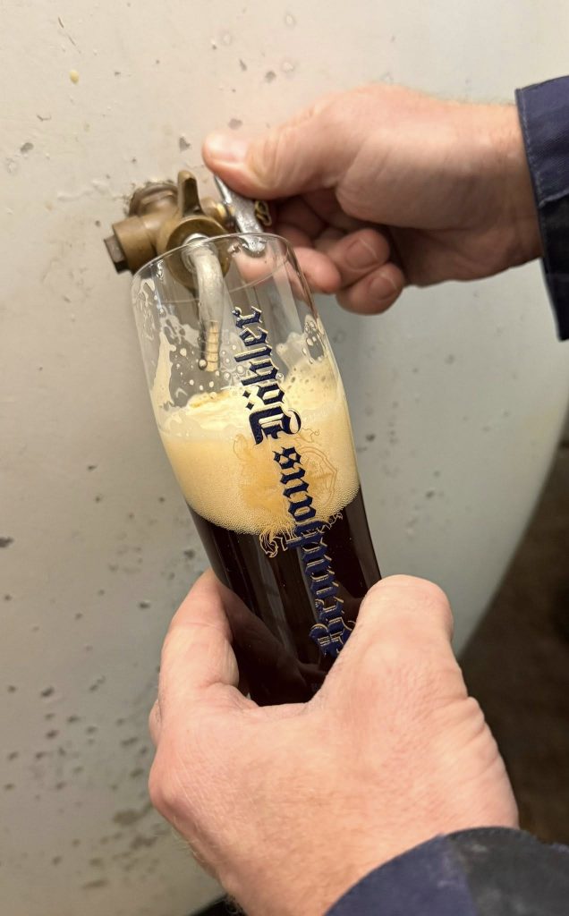 Frischer Klosterbock wird aus dem Faß gezapft