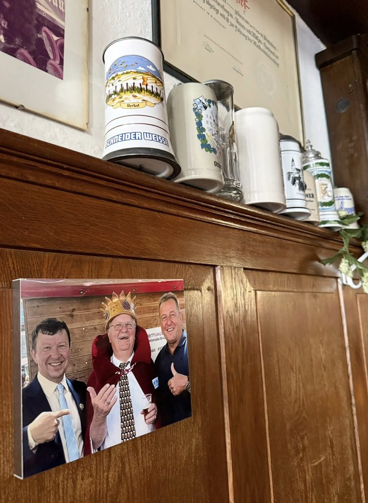 An der Wand des Brauereigasthofes hängt ein Foto mit Bürgermeister Jürgen Heckel