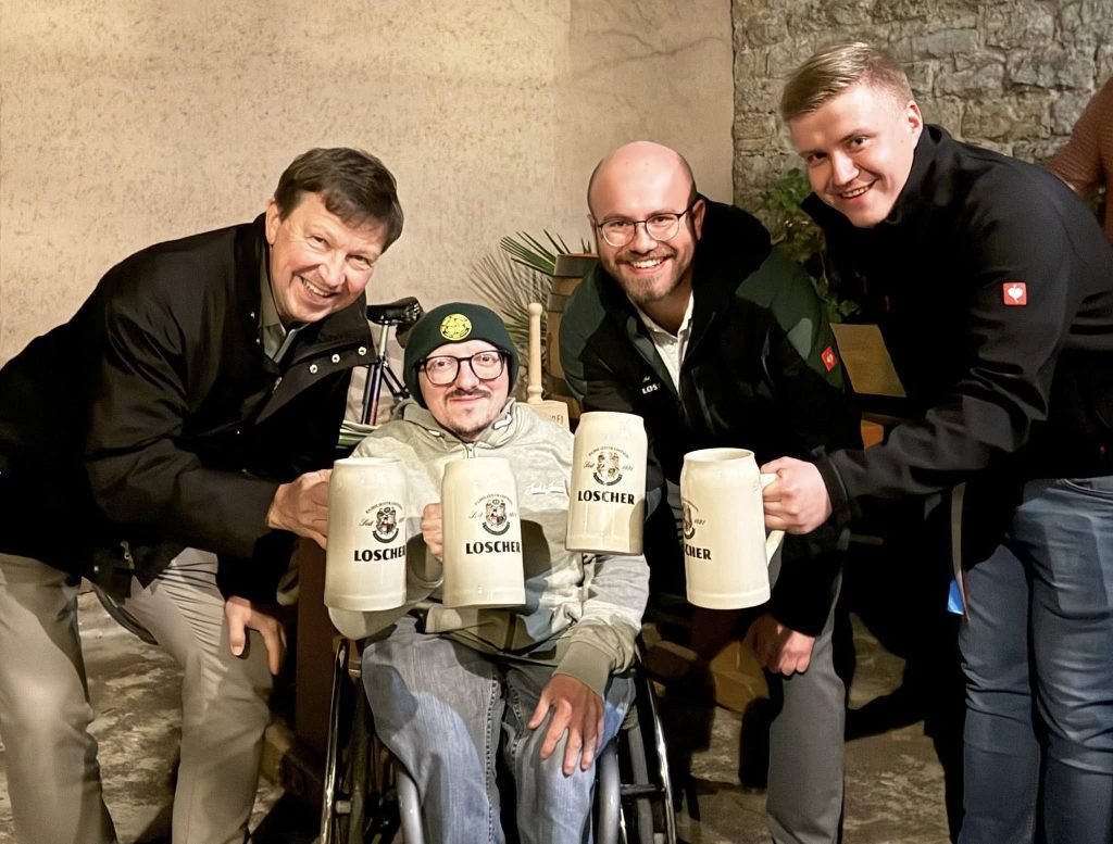 Jürgen Heckel prostet Gästen der Kerwa zu