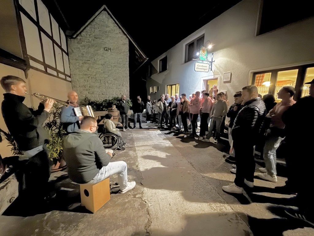 Standkonzert eines Bläserchors in einem fränkischen Hof