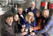Tradition und Genuss: Ein Besuch im Brauhaus Döbler und die Bockbiersaison Bürgermeister Jürgen Heckel testet mit den Inhabern des Brauhauses Döbler den Klosterbock 2025