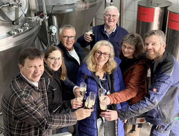 Bürgermeister Jürgen Heckel testet mit den Inhabern des Brauhauses Döbler den Klosterbock 2025