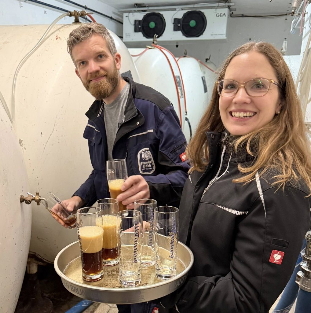 Katharina Döbler-Saule präsentiert das frische Bockbier