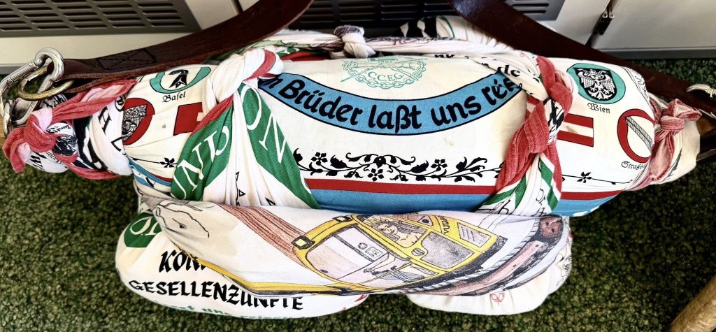 Rucksack eines Handwerkers auf der Walz