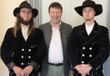 Es ist ein besonderer Moment, wenn Gäste auf der Walz das Rathaus besuchen Bürgermeister Jürgen Heckel steht zwischen zwei Handwerkern auf der Walz