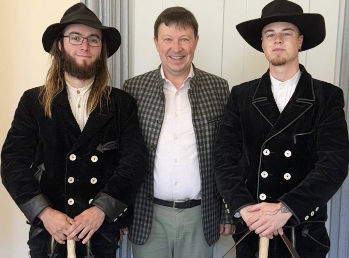 Bürgermeister Jürgen Heckel steht zwischen zwei Handwerkern auf der Walz
