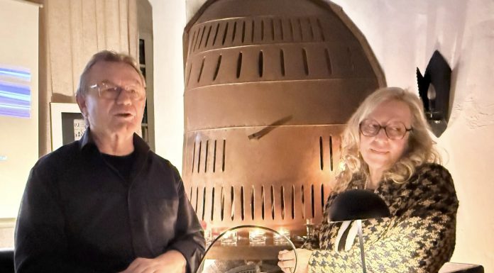 Schätze erwachen: Künstler Hannes Möller entdeckt unsere historische Stadtbibliothek Hannes Möller präsentiert seine limitierte Graphik-Edition