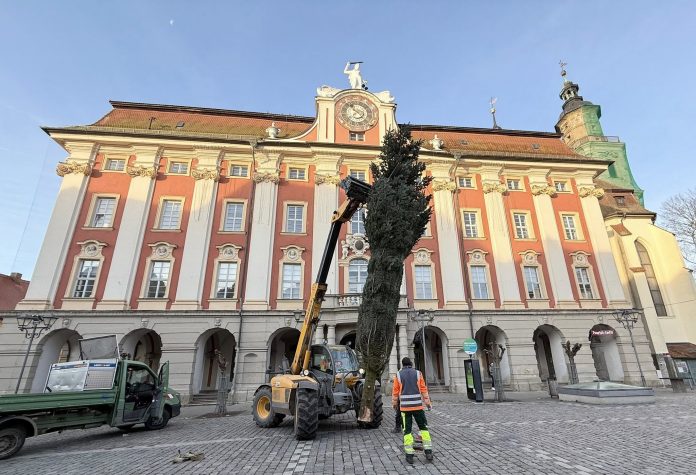 582337272_3138393776330376_8206755192461983703_n Ein Autokran stellt vor dem Rathaus Bad Windsheim einen Weichnachtsbaum auf