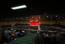 WiR beim Sparkassen-Forum in Neustadt Blick von den oberen Rängen in die Markgrafenhalle Neustadt/Aisch
