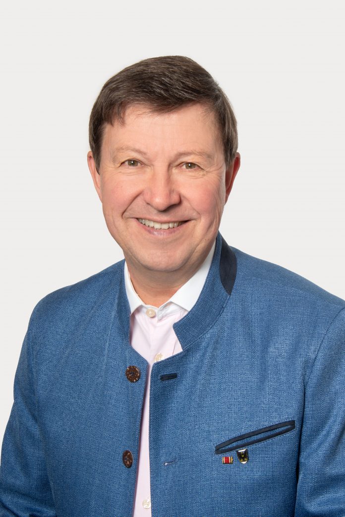 Portraitaufnahme von Jürgen Heckel mit blauem Sakko