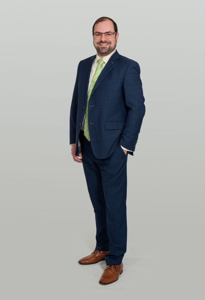 1-25-0220-10-003-003 Dr. Christian Enz Dr. Christian Enz steht vor hellem Hintergrund