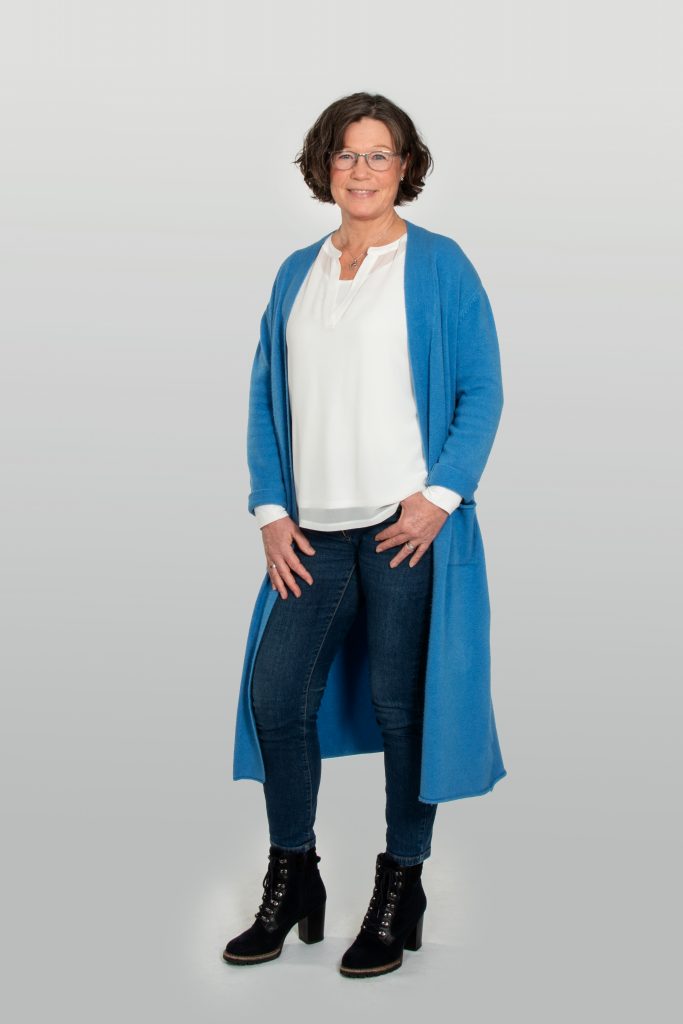 1-25-0220-10-026-003 Claudia Mölder Claudia Mölder mit blauem Sommermantel und weißer Bluse vor hellem Hintergrund