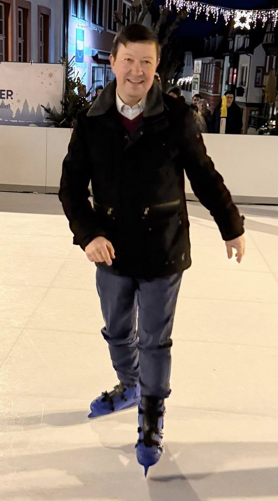 Jürgen Heckel läuft auf der neuen Schlittschuhbahn in Bad Windsheim