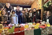 Rückblick: Reichsstädtischer Weihnachtsmarkt 2025 Jürgen Heckel mit Kindern in einer Weihnachtsmarktbude