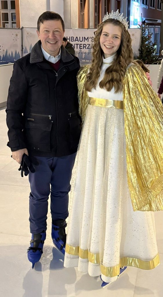 Jürgen Heckel mit dem Windsheimer Christkind auf der Eislaufbahn am Reichsstädtischen Weihnachtsmarkt
