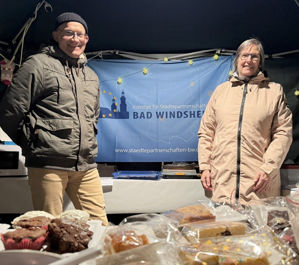 Helfer in der Bude des Partnerschaftsvereins am Weihnachtsmarkt Bad Windsheim