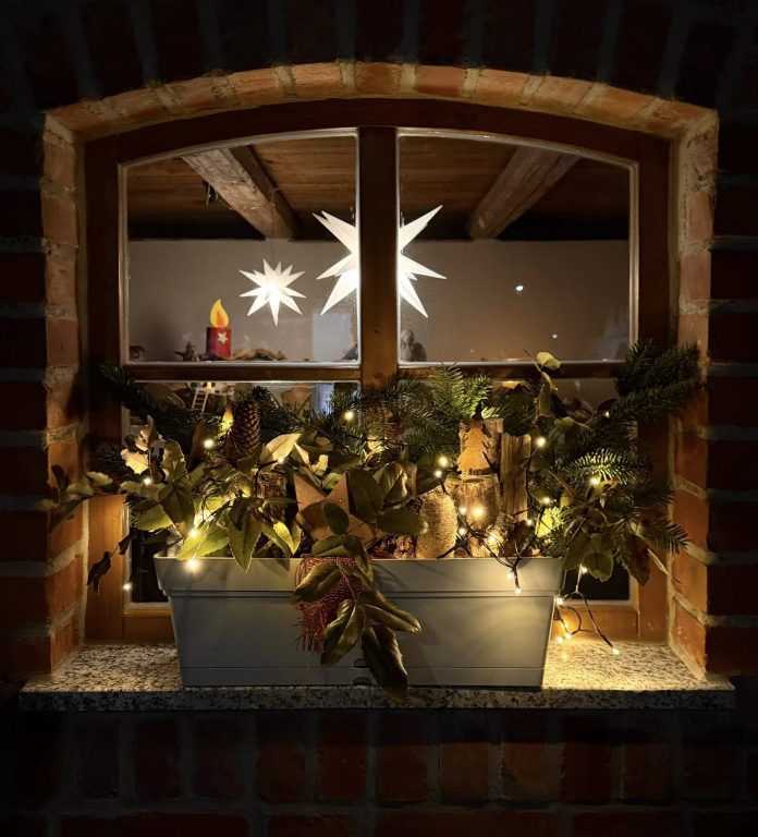 Weihnachtlich dekoriertes Fenster in Wiebelsheim