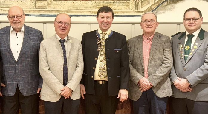 Jürgen Heckel in Mitten der Ehrenbriefempfänger 2025 der Stadt Bad Windsheim