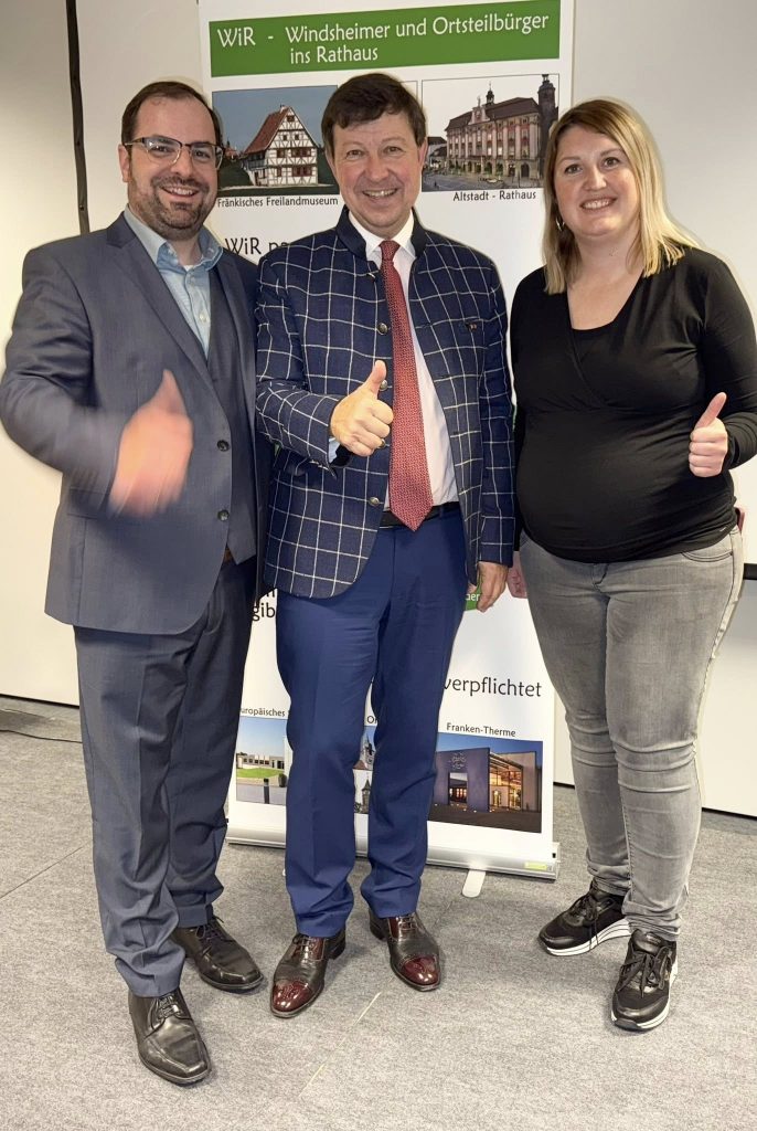 Dr. Christian Enz, Jürgen Heckel und Regina Enz vor einem Wahlplakat