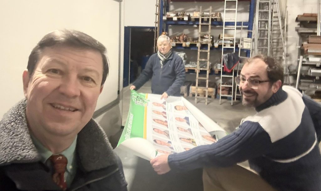 Jürgen Heckel, Gerhard Koslowski und Dr. Christian Enz beim bekleben eines Anhängers