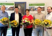 Jahreshauptversammlung der Liste WiR: Dank, Aufbruch und klare Perspektiven Das Gruppenbild zeigt von links: Gerhard Koslowski, Jürgen Heckel, Erika Löblein, Florian Schäfer, Dr. Christian Enz - jeweils mit Blumenstrauß