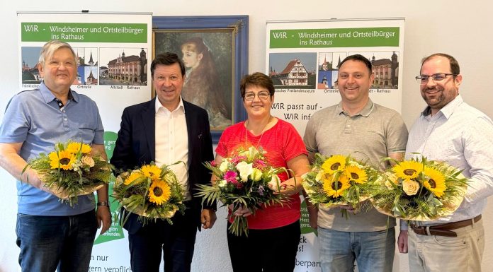 Jahreshauptversammlung der Liste WiR: Dank, Aufbruch und klare Perspektiven Das Gruppenbild zeigt von links: Gerhard Koslowski, Jürgen Heckel, Erika Löblein, Florian Schäfer, Dr. Christian Enz - jeweils mit Blumenstrauß