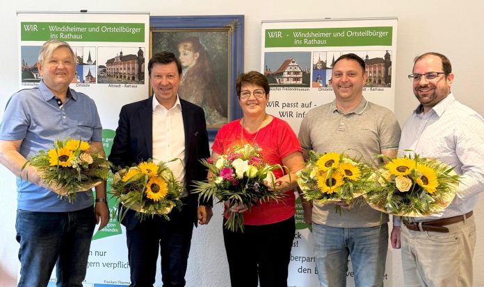 Das Gruppenbild zeigt von links: Gerhard Koslowski, Jürgen Heckel, Erika Löblein, Florian Schäfer, Dr. Christian Enz - jeweils mit Blumenstrauß