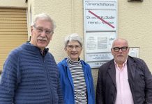 Ärztliche Versorgung sichern: Kommen Sie zu unserer Informationsveranstaltung! Drei Ärzte vor einer geschlossenen Praxis