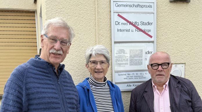 Ärztliche Versorgung sichern: Kommen Sie zu unserer Informationsveranstaltung! Drei Ärzte vor einer geschlossenen Praxis