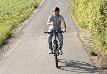 Ausflug ins Verborgene: Besichtigung der Nundorfer Mühle Florian Schäfer auf dem Fahrrad auf einem Feldweg