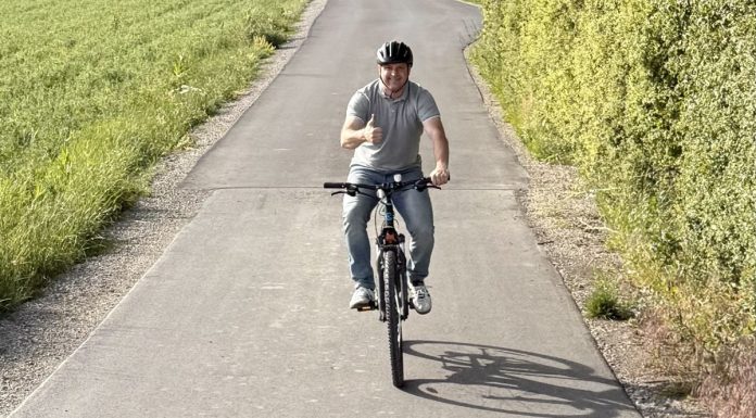 Ausflug ins Verborgene: Besichtigung der Nundorfer Mühle Florian Schäfer auf dem Fahrrad auf einem Feldweg