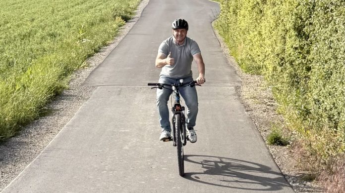 Florian Schäfer auf dem Fahrrad auf einem Feldweg